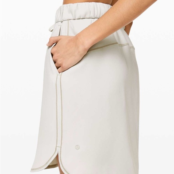 lululemon athletica Dresses & Skirts - Lululemon On the Fly Skirt Silverstone Size 8